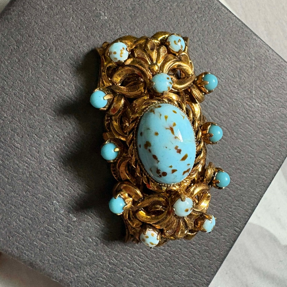 VINTAGE RARE Gold-Tone Brooch with Turquoise Speckled Cabochon